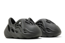 Load image into Gallery viewer, adidas Yeezy Foam RNR Carbon (Infants)
