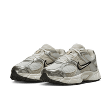 Load image into Gallery viewer, Women's Nike V5 RNR "Summit White Light Orewood"